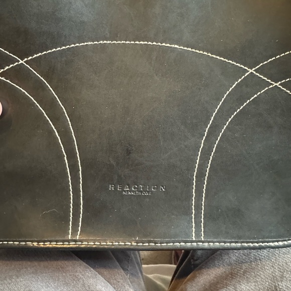 Kenneth Cole Reaction black leather shoulder bag - Picture 6 of 9